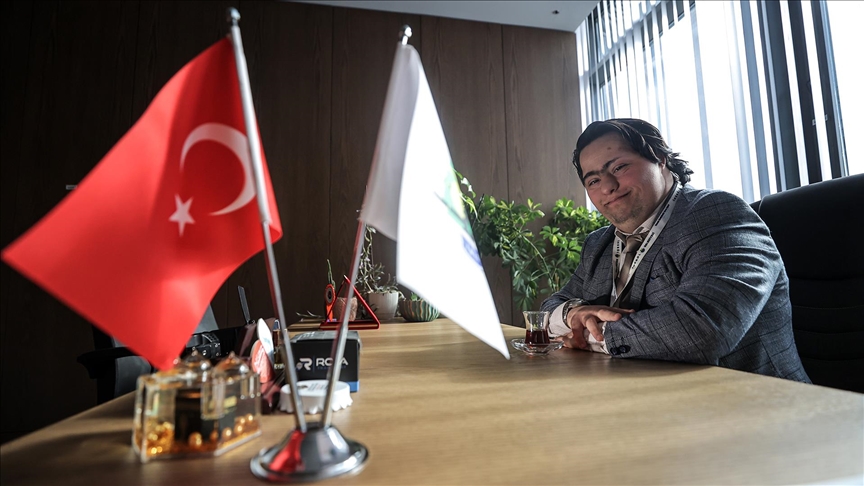 İnegöl Belediyesinin "+1 başkanı" Can Ahmet, 3 yıldır mesaisini aksatmıyor