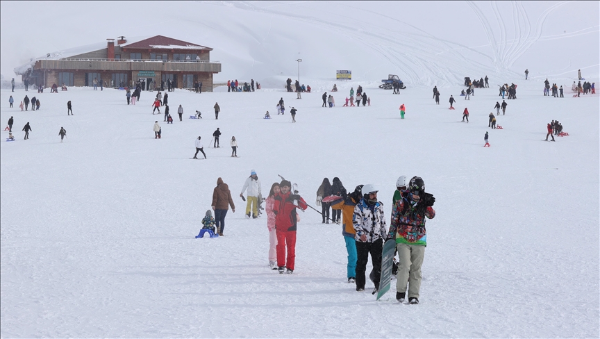 Li navenda xweşiqitandinê ya li Hekariyê bi betlaneya nîvê salê ra qerebalixî çêbû 