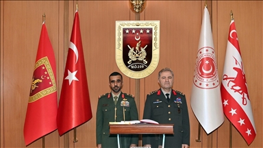 قائد القوات البرية التركية يلتقي نظيره الإماراتي