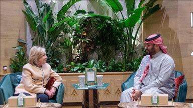 ولي العهد السعودي يلتقي هيلاري كلينتون في الرياض
