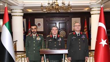 رئيس الأركان التركي يلتقي قائد القوات البرية الإماراتية