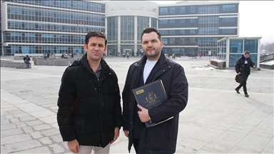 Hamburgerden çıkan kemiğin kırdığı 2 dişi için 1 milyon lira tazminat talebinde bulundu