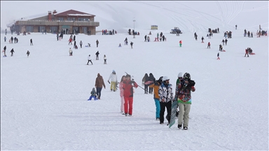 Hakkari'deki kayak merkezi yarıyıl tatiliyle hareketlendi