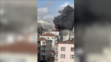 Esenler'de bir binanın çatı katında çıkan yangına müdahale ediliyor