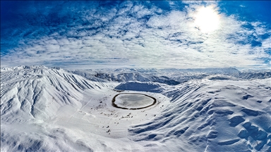 Erzincan'da beyaz örtüyle kaplanan Polat Gölü havadan görüntülendi