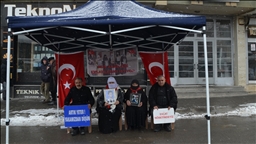 Malbatên Mûşî yên ku dixwazin bigihêjin ewladên xwe, çalakiya li ber avahiya DEM Partiyê domand