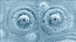 Gümüşören Barajı'nda soğuğun etkisiyle oluşan ve göz bebeklerine benzeyen buz oluşumları görüntülendi