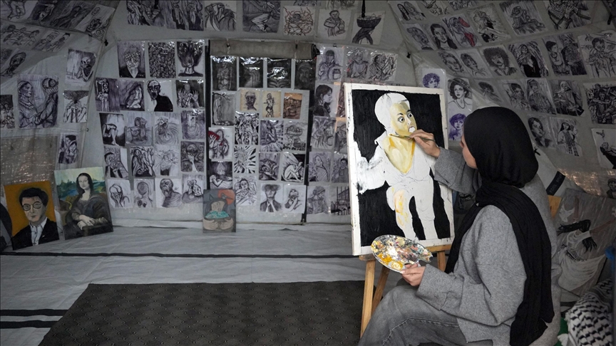 Палестинска уметница ја преточува на платно болката на Палестинците од Газа