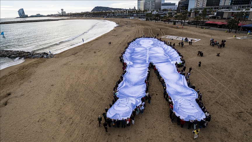 Portret gjigant ekspozohet në Barcelonë në nder të vogëlushes palestineze Hind Rajab të vrarë nga Izraeli