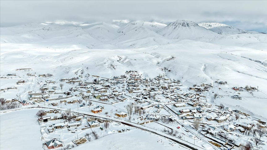 Süphan Dağı eteğindeki karla kaplı köylerde kış şartları yaşamı zorlaştırıyor