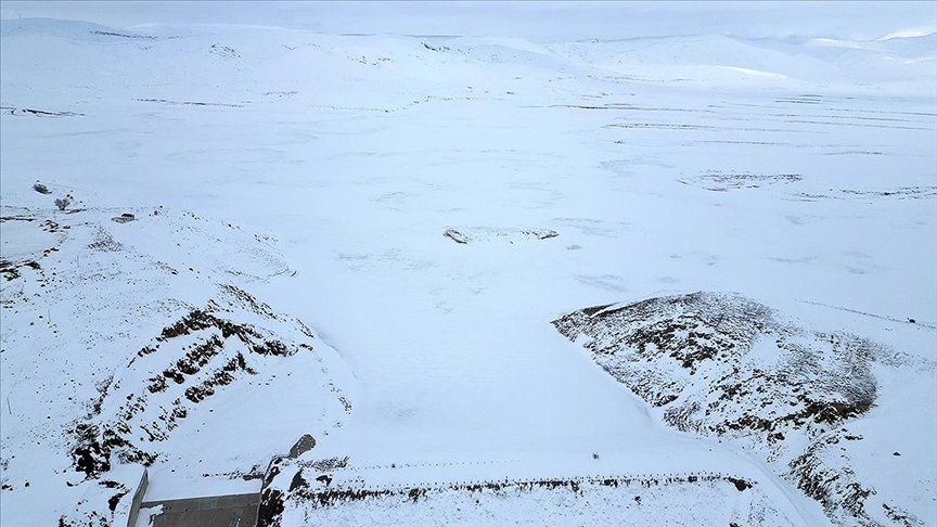 Erzurum'daki Çat Barajı'nın yüzeyi buz tuttu