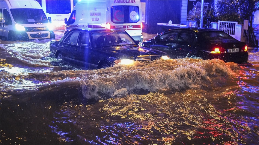 İzmir'de kuvvetli sağanak ve fırtına yaşamı olumsuz etkiledi
