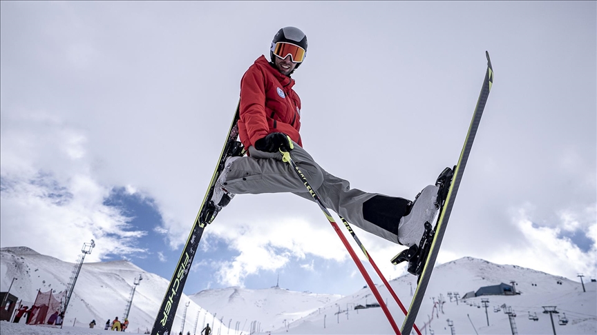 Kayakla atlamaya kiralık ekipmanla başladı, üçüncü kez olimpiyat sahnesine çıkıyor