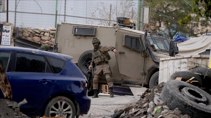 forcat-izraelite-vazhdojne-bastisjet-dhe-rrethimin-ne-qytetin-hizma-te-bregut-perendimor