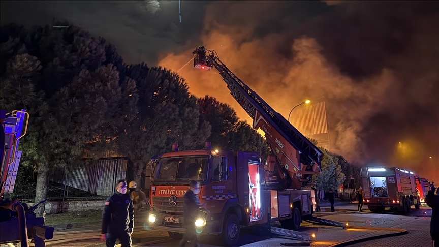 Bursa'da fabrikada çıkan yangına müdahale ediliyor