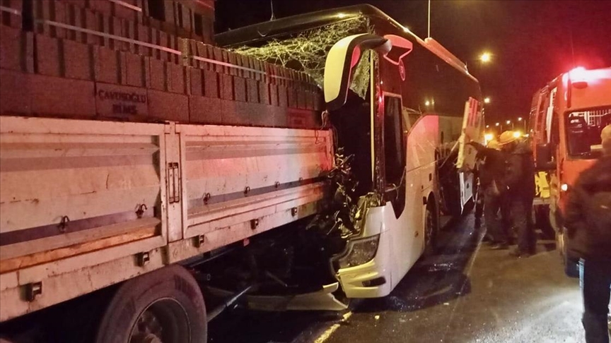 Anadolu Otoyolu'nda tıra çarpan yolcu otobüsündeki 2 kişi öldü, 2 kişi yaralandı