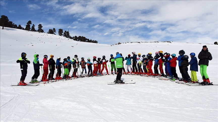 Geleceğin olimpik sporcuları, Kars'ta kristal kar üzerinde hedeflerine odaklanıyor