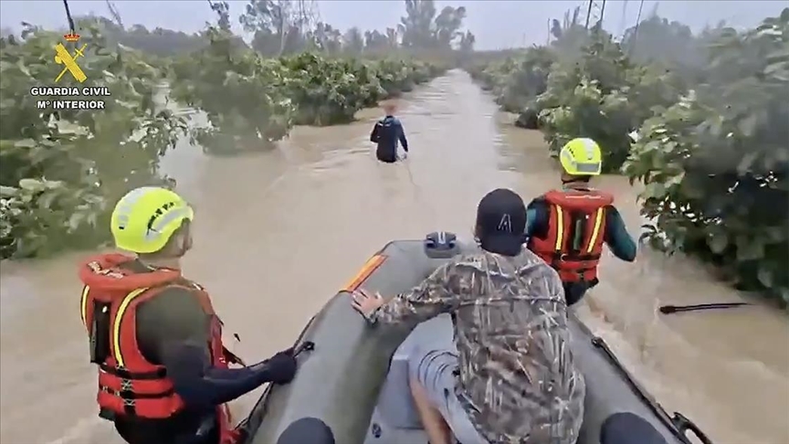  İspanya'da nehir taşması sonucu mahsur kalan 50 kişi tahliye edildi