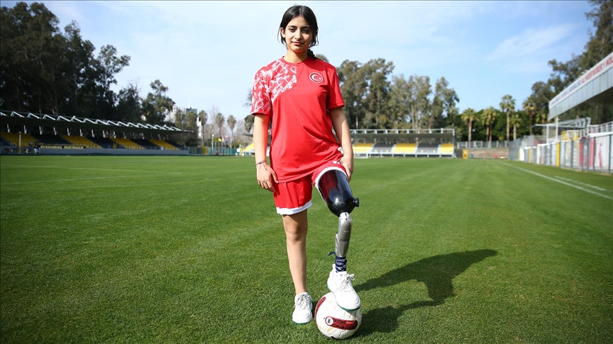 Enkazdan kurtarıldıktan sonra protezle ayağa kalkan Tuğba yeşil sahada moral buldu