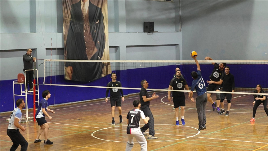 Zonguldak'taki voleybol turnuvası farklı meslek ve yaş gruplarını sporda buluşturuyor
