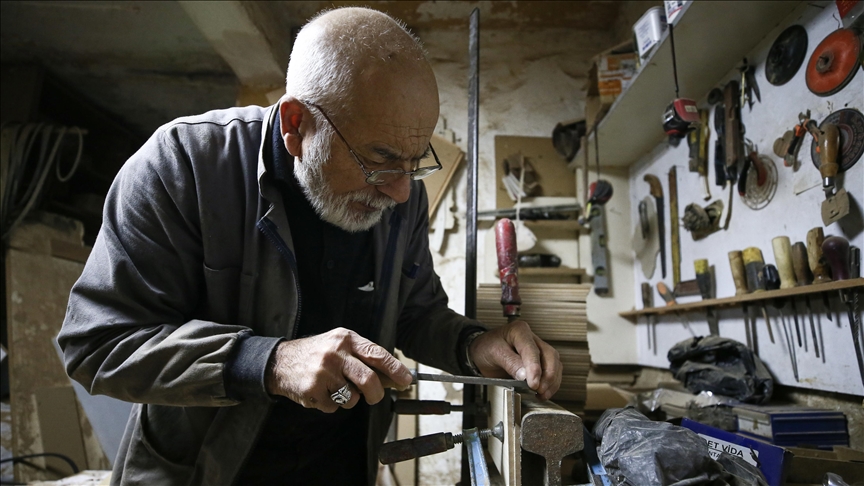 Мирисот на дрвото и половина век мајсторство, приказната на 73-годишниот Дуган од Бурса 