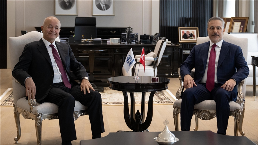 ministri-i-jashtem-turk-takohet-me-komisionerin-e-larte-te-okb-se-per-refugjatet