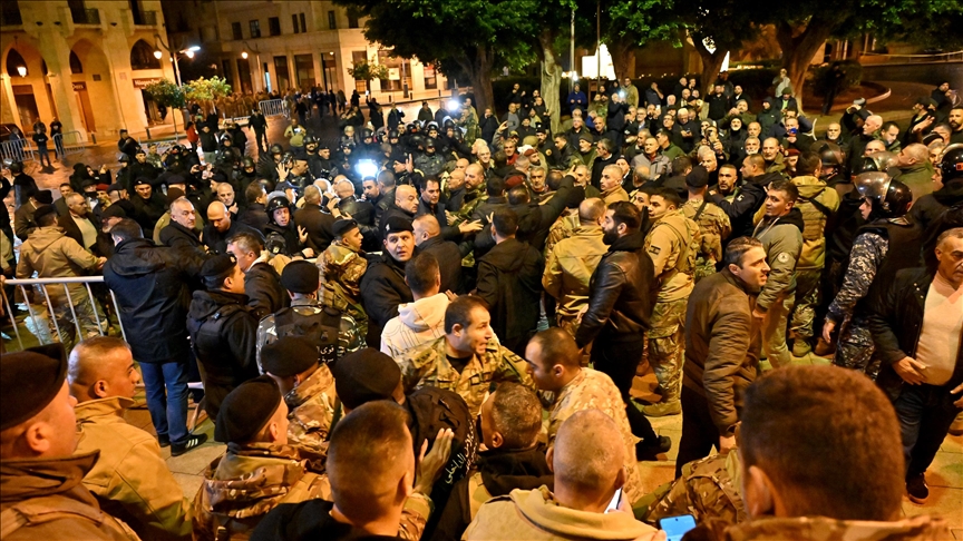لبنان.. عسكريون متقاعدون يقتحمون ساحة البرلمان