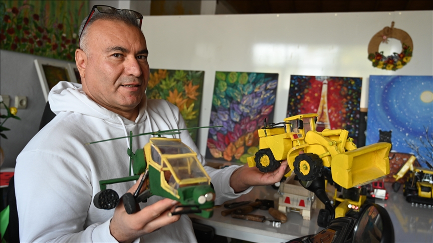 Лице со попреченост ја претвори страста за дрвени играчки во професија