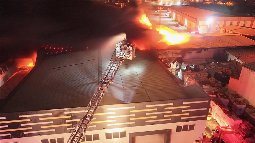 Düzce'de strafor fabrikasında çıkan yangına müdahale ediliyor