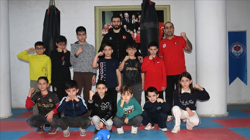 Caminin kullanılmayan bölümü çocuklar için spor salonu oldu