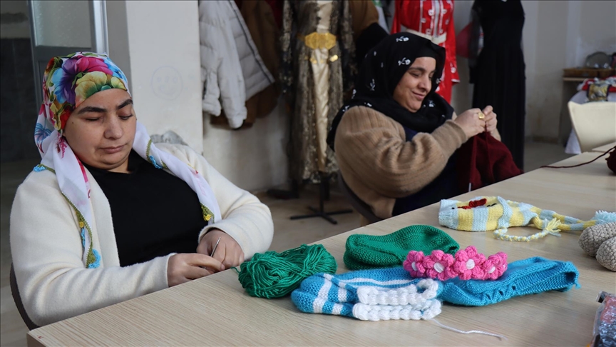 Şanlıurfa'da görme engelli kız kardeşler yaptıkları el emeği ürünlerle hayata tutunuyor