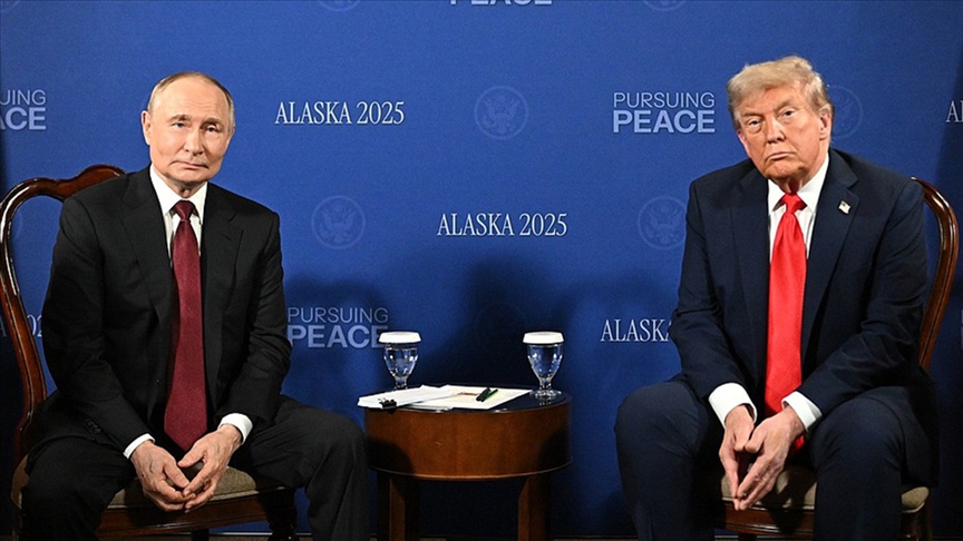 Beyaz Saray'da yenilenen salonda Trump ve Putin'in birlikte fotoğrafı yer alıyor