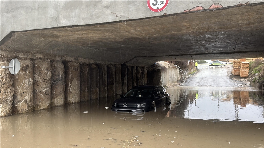 Edirne'de sağanak, su baskınlarına neden oldu