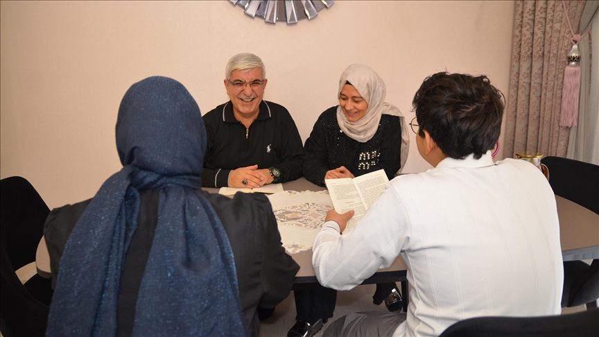 İki çocuğun sevgisiyle başlayan "koruyucu aile mutluluğu" kurdukları dernekle büyüyor