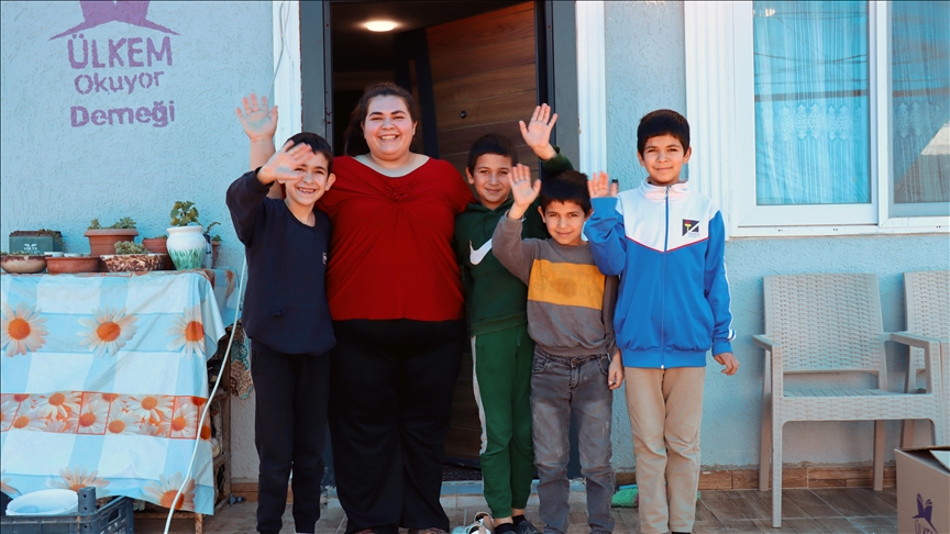 Depremzede kadın, terzilik yaparak engelli babası, oğlu ve 3 kardeşine bakıyor