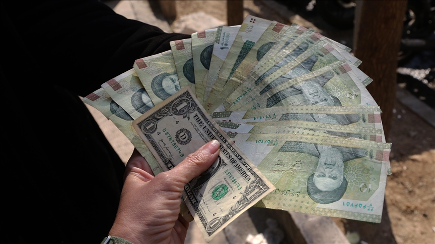 التهاب در بازار ارز و طلا ایران؛ قیمت دلار به 165 هزار تومان رسید