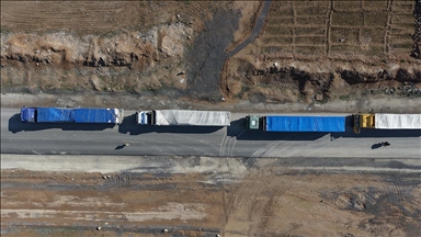 Suriye hükümetinin açtığı insani koridordan Kamışlı'ya yardımlar gönderiliyor