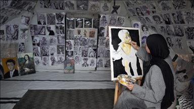 Палестинска уметница ја преточува на платно болката на Палестинците од Газа