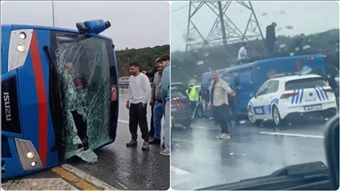 Eyüpsultan'da cezaevi nakil aracı devrildi