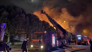 Bursa'da fabrikada çıkan yangına müdahale ediliyor