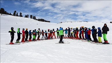 Geleceğin olimpik sporcuları, Kars'ta kristal kar üzerinde hedeflerine odaklanıyor