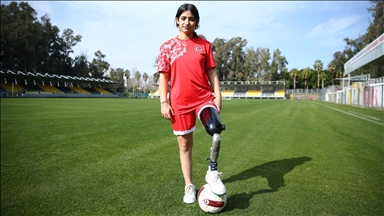 Enkazdan kurtarıldıktan sonra protezle ayağa kalkan Tuğba yeşil sahada moral buldu