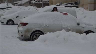 Li Wan û bajarên derdorê berfê rêyên 320 cî û waran girtin