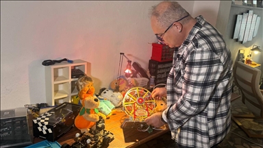 Emekli mühendis, "hasta" olarak tanımladığı oyuncakları çocuklar için onarıyor