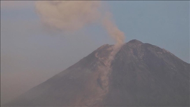 Nova erupcija na planini Semeru u Indoneziji izbacila stub pepela visok 700 metara