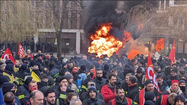 Fransa'da çalışma şartlarını protesto eden itfaiyeciler ile polis arasında arbede çıktı
