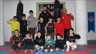 Caminin kullanılmayan bölümü çocuklar için spor salonu oldu