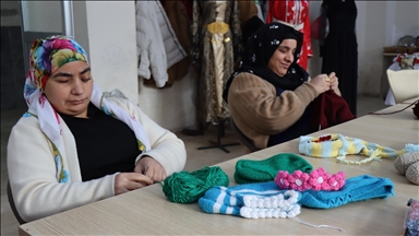 Şanlıurfa'da görme engelli kız kardeşler yaptıkları el emeği ürünlerle hayata tutunuyor
