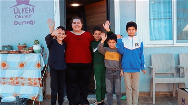 Depremzede kadın, terzilik yaparak engelli babası, oğlu ve 3 kardeşine bakıyor