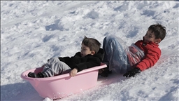 Zozanê Sertavula Mêrsînê ku bi berfê nixumiye, mazûvaniya zarokan dike